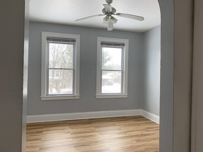 Foto del edificio - 322 Woodlawn Rd