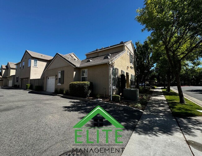 Foto del edificio - Gated community!! Move-in ready 3 bedroom ...