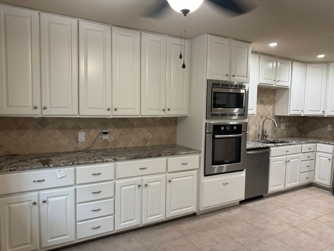 GREAT LUXURY CONDO | GATED | MEDICAL C... - GREAT LUXURY CONDO  |  GATED  |  MEDICAL C...