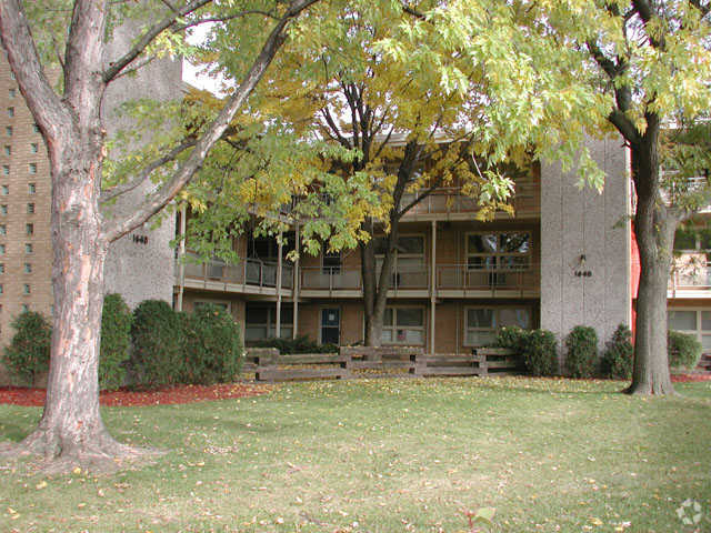 Court Yard - Forest Glen Apartments