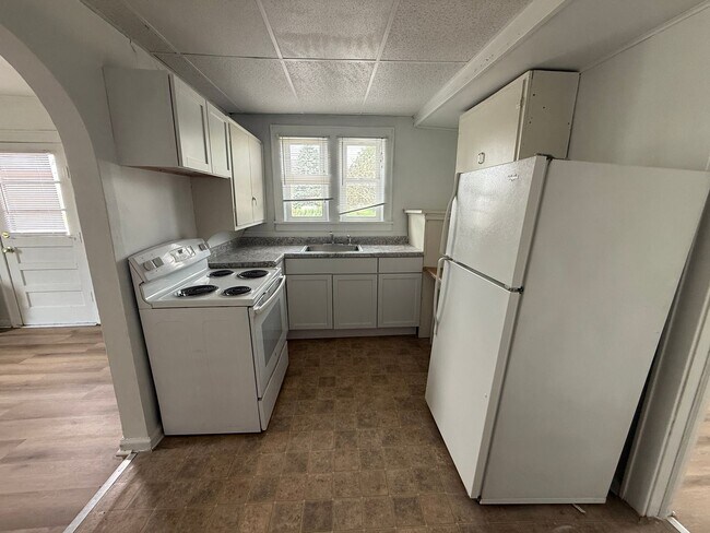 Foto del edificio - 1 bedroom, 1 bathroom Apartment! MAY 2025!