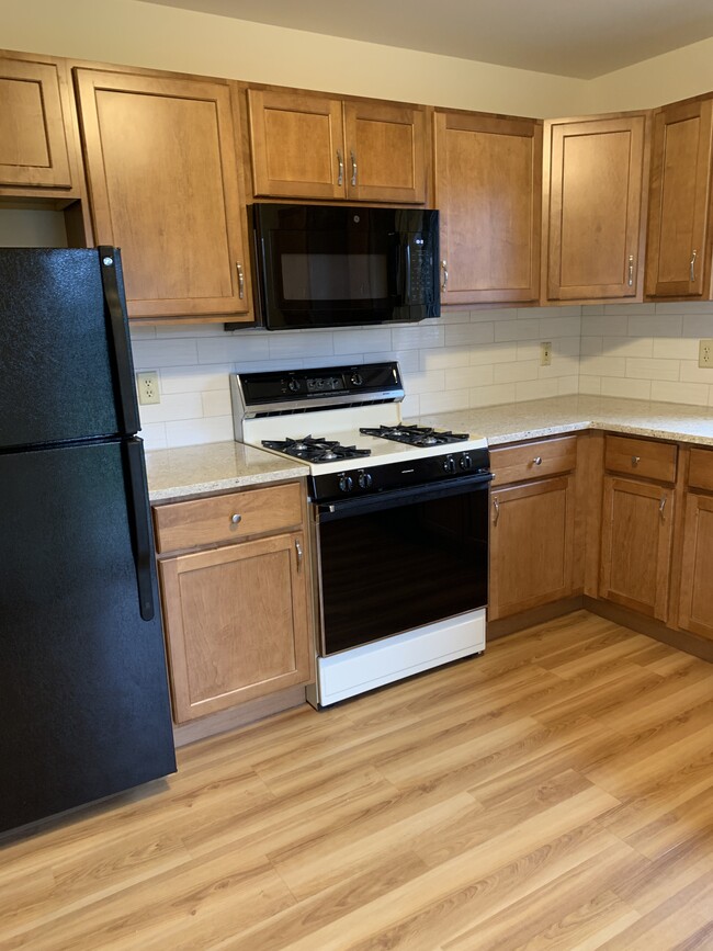Kitchen - 400 Parkside Dr
