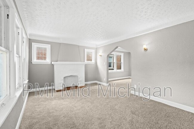 Building Photo - 15887 Snowden St