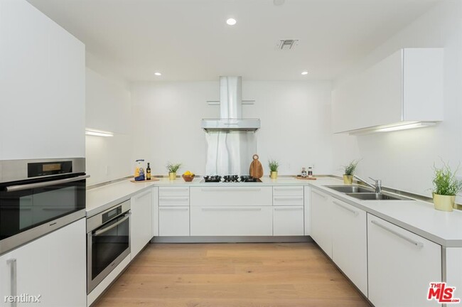 Building Photo - 2 br, 2 bath Condo - 825 N Kings Rd Apt 9
