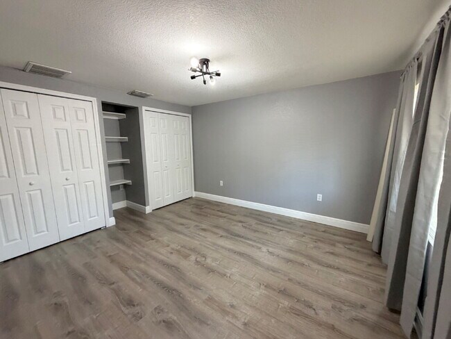 Foto del edificio - "Spacious 4-Bedroom Retreat with 2 Full Baths in Beautiful Seminole!"