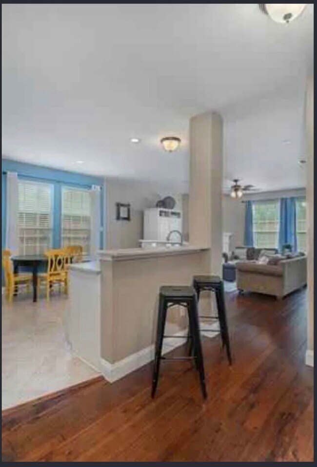 Building Photo - 2716 Zoeller Dr