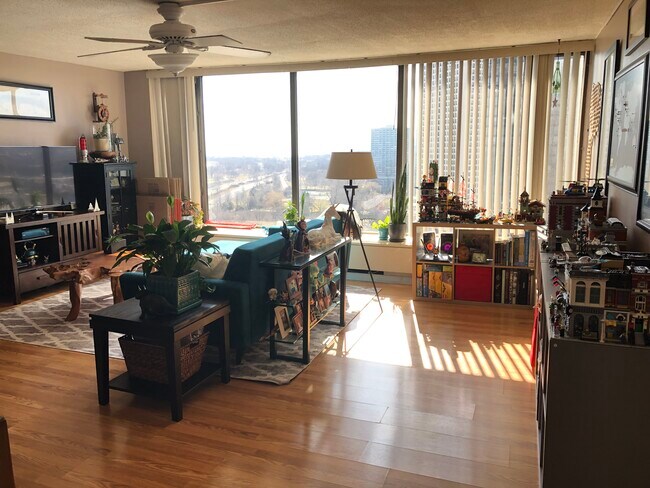 Living Room - 5455 N Sheridan Rd