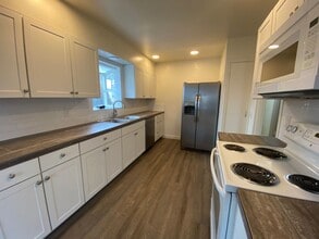 Building Photo - 1123-1123 NW Elm Ave