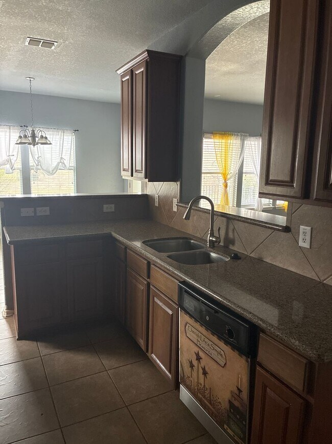 Foto del edificio - 5BR/4BA w/ Fenced Yard + Covered Parking in Schertz, TX