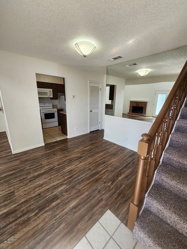 Building Photo - 2 story townhome, 2 bed 2.5 bath