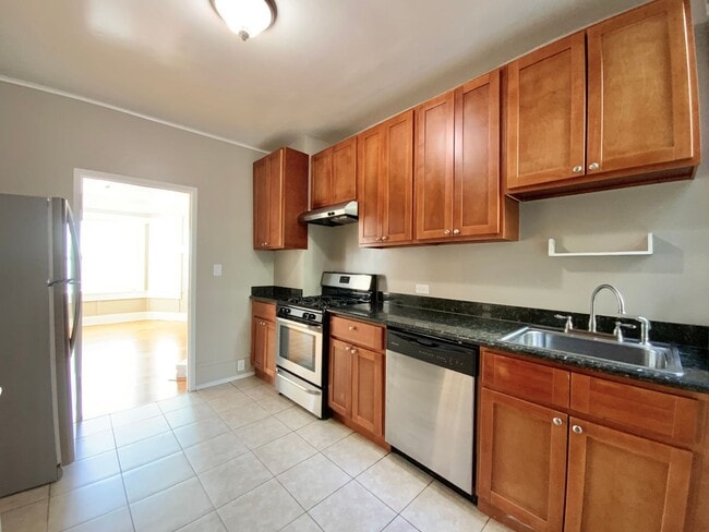 Foto del edificio - 1BR W/ Bonus Room. In-Unit LAUNDRY! DISHWASHER! PARKING AVAILABLE!