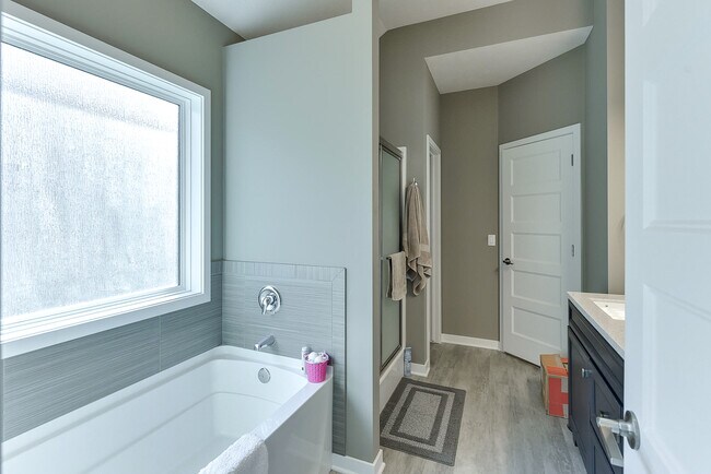 Baño principal - 17024 Cypress St