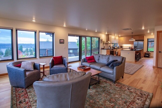 Foto del edificio - Stunning Holmes Harbor Home and Pet Friendly!