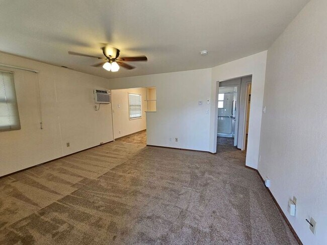 Building Photo - RETIREMENT COMMUNITY 2 Bed/1 Bath PLUS Gar...