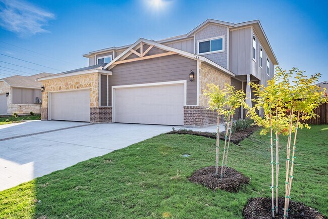 Building Photo - AVAILABLE NOW! GORGEOUS 4 BEDROOM DUPLEX L...