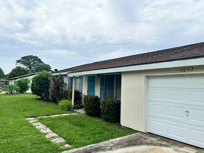 Foto del edificio - COZY 3 BEDROOM, 2 BATH, 1 CAR GARAGE HOME ...