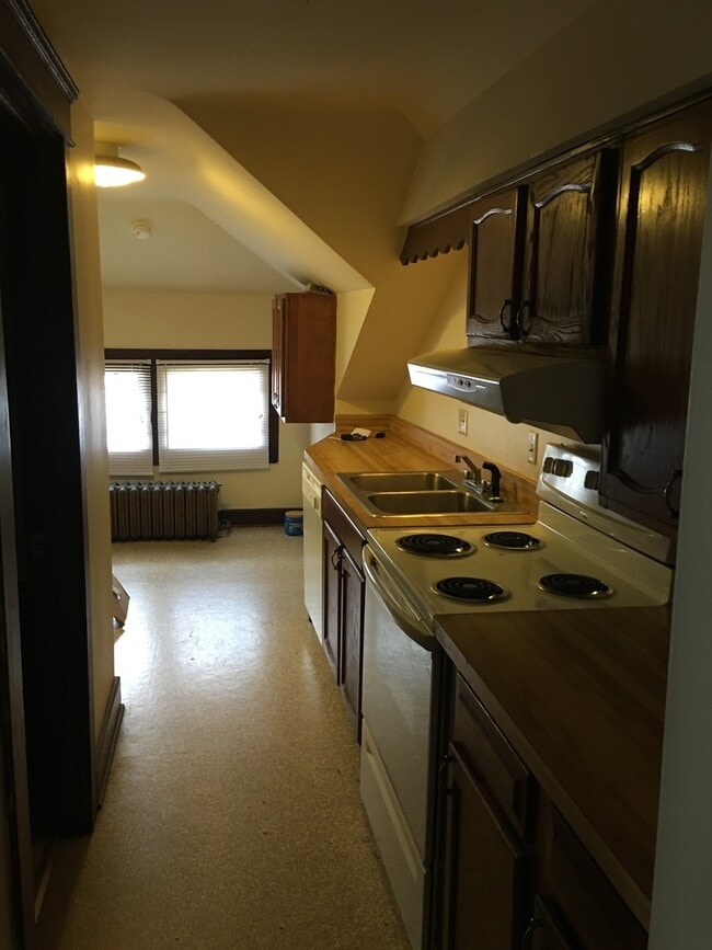 Building Photo - One Bedroom East End Apartment within walking distance to the Capital