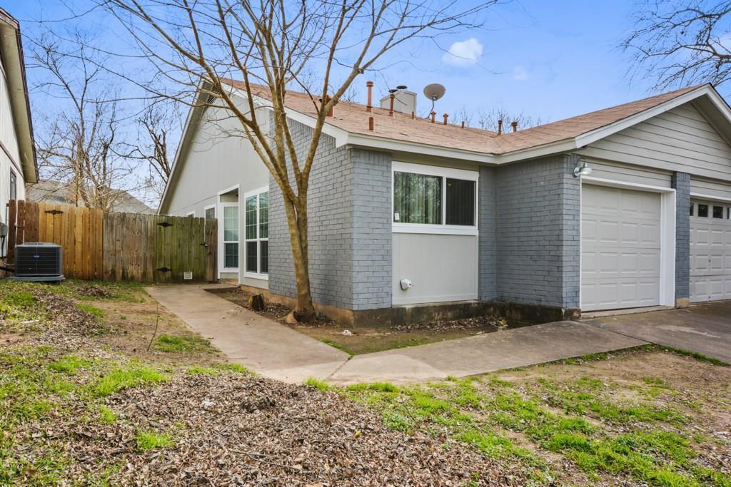 Foto principal - 9011 Sanger Dr