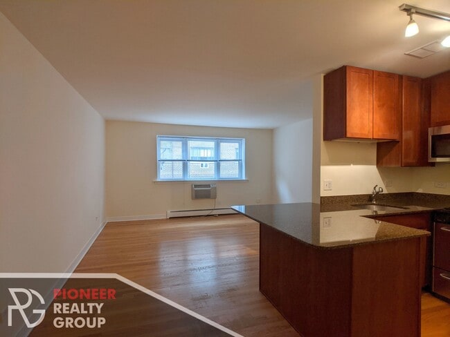 Building Photo - 643 W Wrightwood Ave