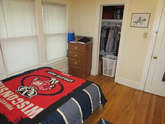 Foto del edificio - Spacious 4-Bedroom House on Drake Street w...