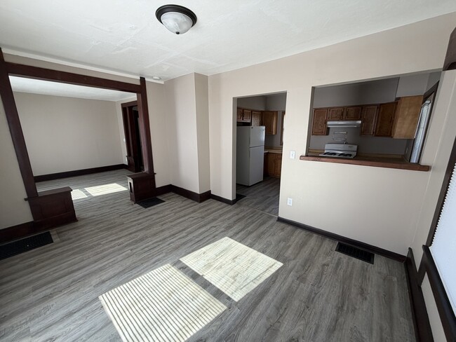 Building Photo - 757 Moore St