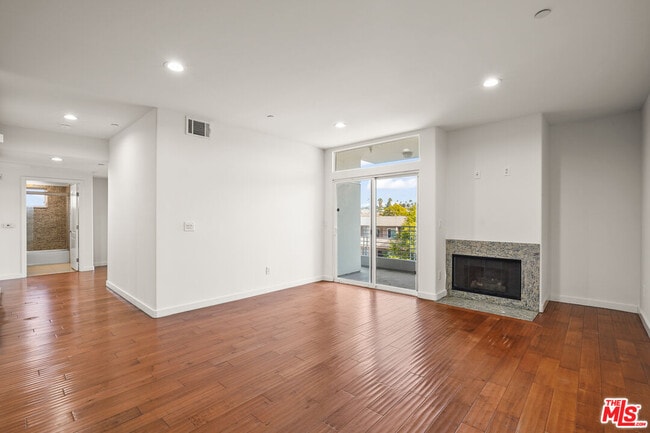 Building Photo - 401 Serrano Ave