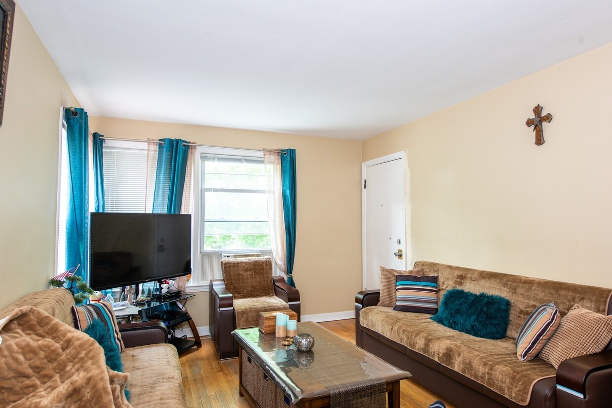 4907 Hull St Unit 2E, Skokie, IL 60077 Condo for Rent in Skokie, IL