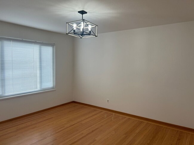 Building Photo - This 3 bedroom 2.5 bath home walk to downt...