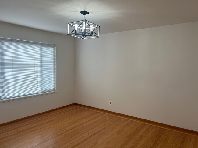 Foto del edificio - This 3 bedroom 2.5 bath home walk to downt...