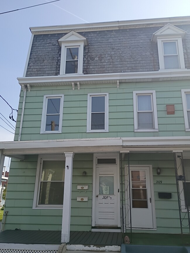 Building Photo - 209 1/2 Reno Ave