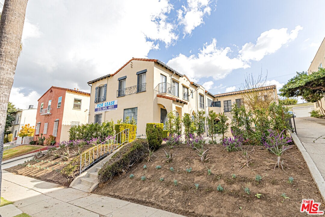 Foto principal - 1156 Bronson Ave