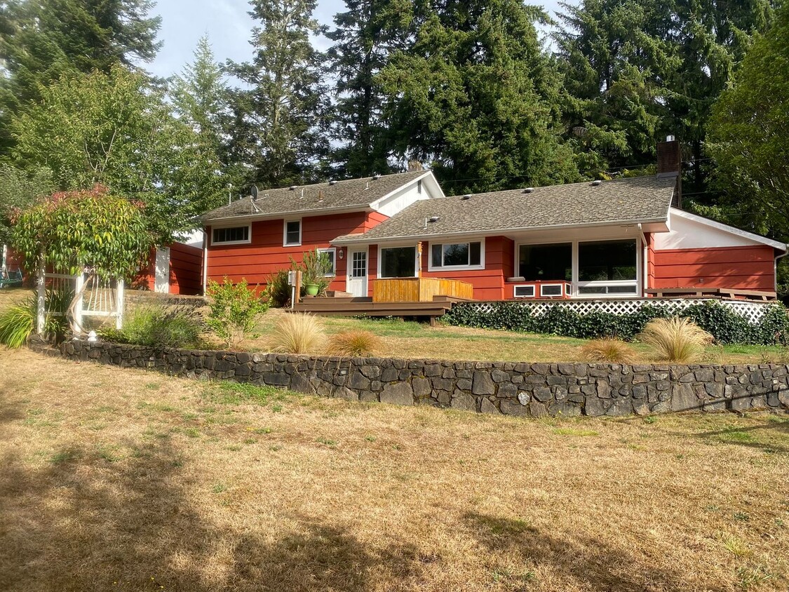 Primary Photo - A peaceful oasis in charming North Bend, O...