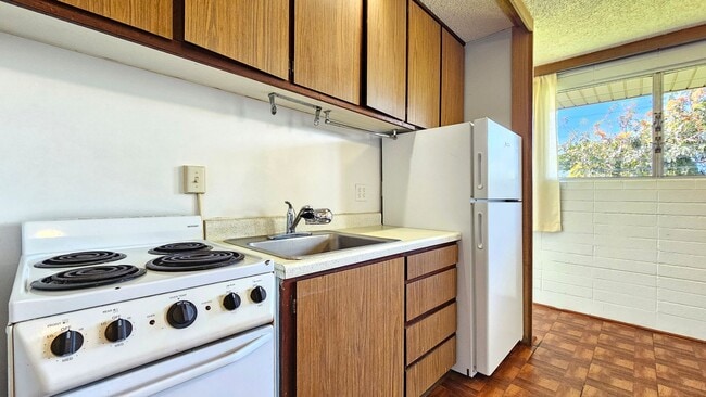 Building Photo - 3 bed/1 bath/2 parking downstairs apartment in Manoa Home