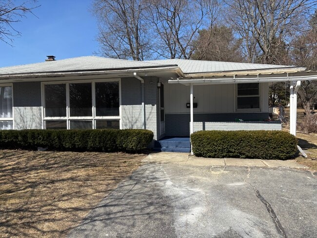 Building Photo - 11 Brierway Dr