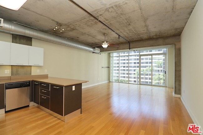 Building Photo - 645 W 9th St