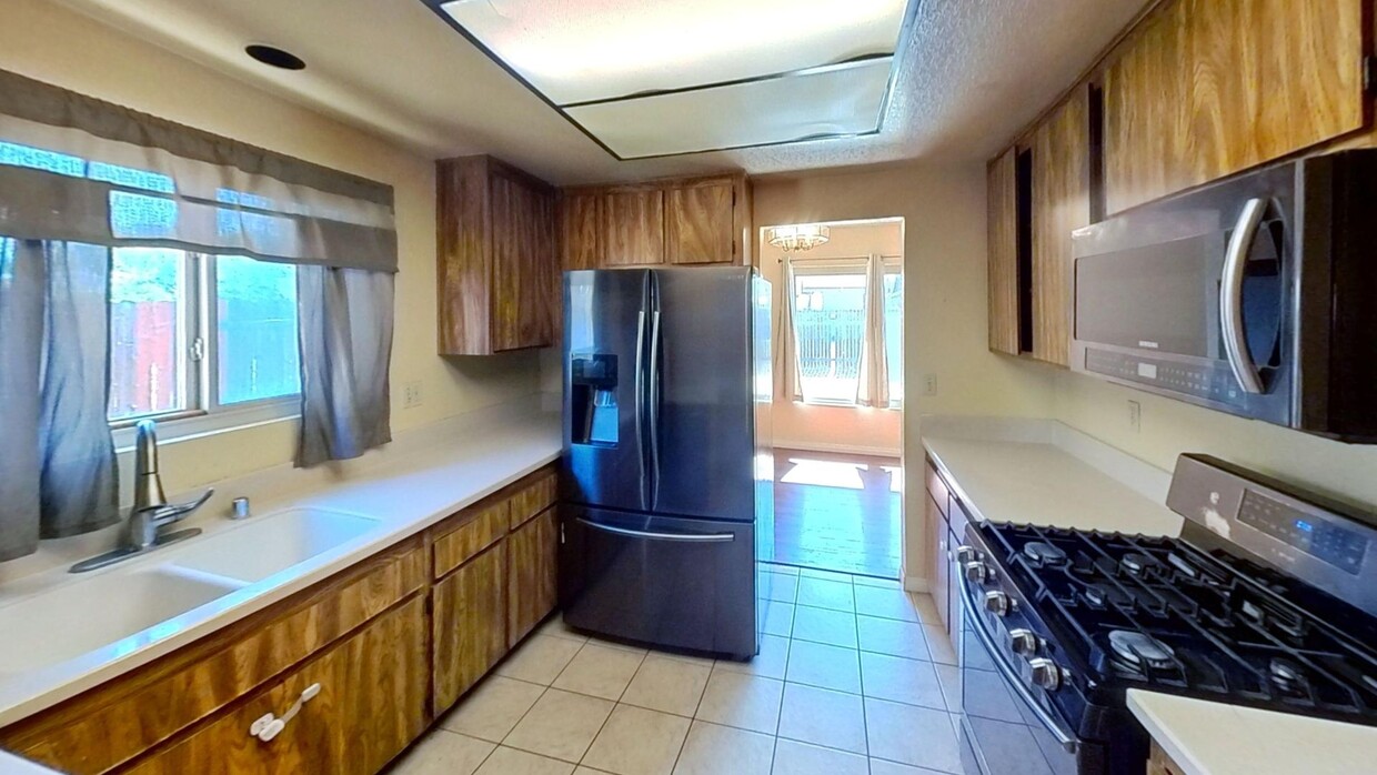 Foto principal - MOVE IN SPECIAL! Spacious 4 Bedroom 2 Bath...