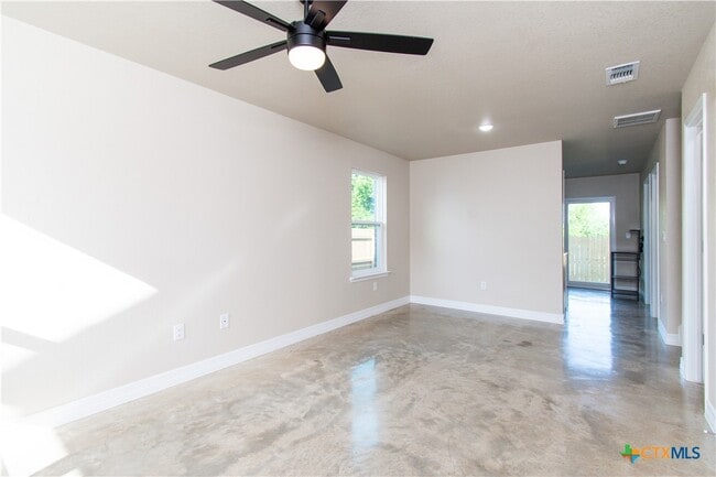 Building Photo - 806 White Meadow Ln