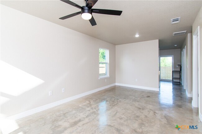 Foto del edificio - 806 White Meadow Ln