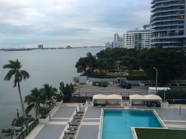 Foto del edificio - 600 NE 36th St
