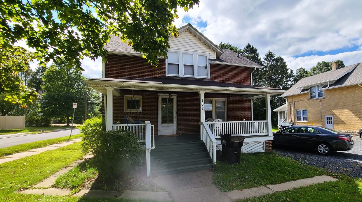 Foto principal - Classic 2 Story Brick Home on North Atherton