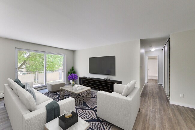 Photo du bâtiment - Freshly Renovated 2 Bedroom 1 Bathroom Apartment!