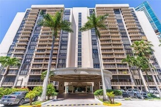 Building Photo - 1450 Brickell Bay Dr