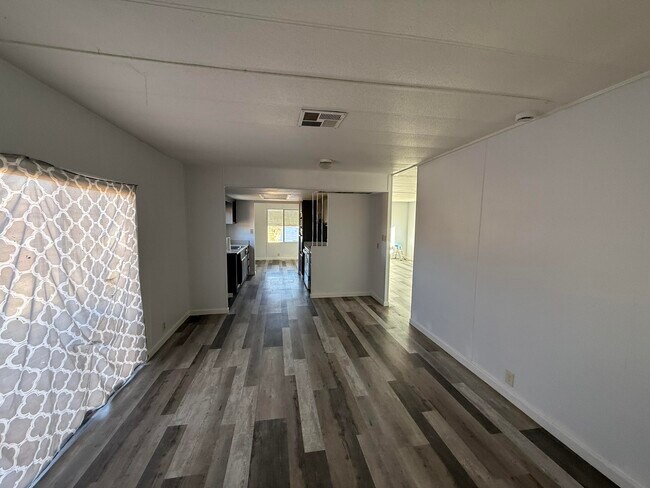 Foto del edificio - 64180 Thomas Ave