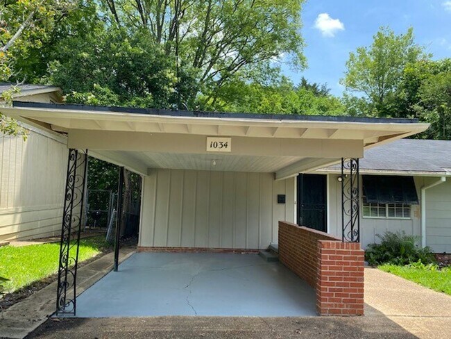 Building Photo - Nice 3 Bedroom Home in Belhaven!!