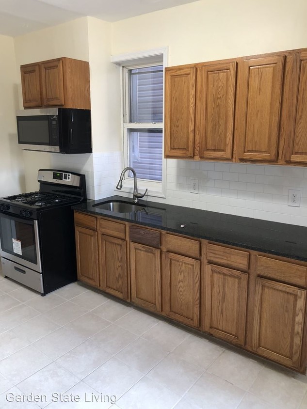 Primary Photo - 4 br, 1 bath House - 261 S 10th St