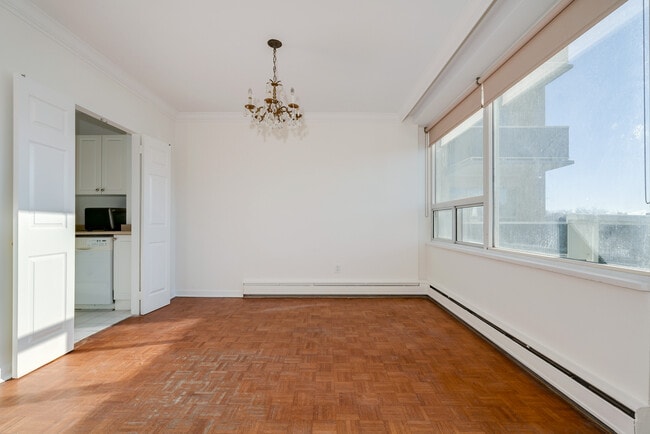 Building Photo - SUPER-SIZED superior suites in Forest Hill North