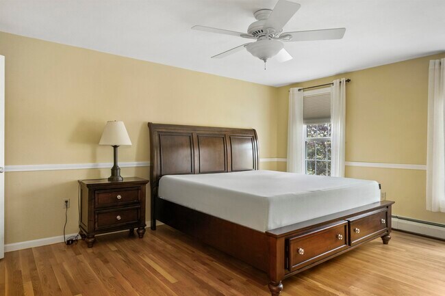 Foto del edificio - 13 Bear Hill Rd