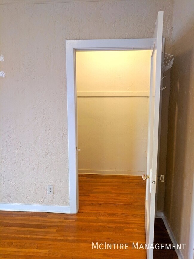 Building Photo - 4629 Clarissa Ave