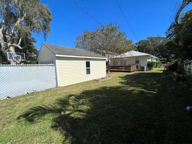 Building Photo - Woodlawn home 3/3/2 Available Now