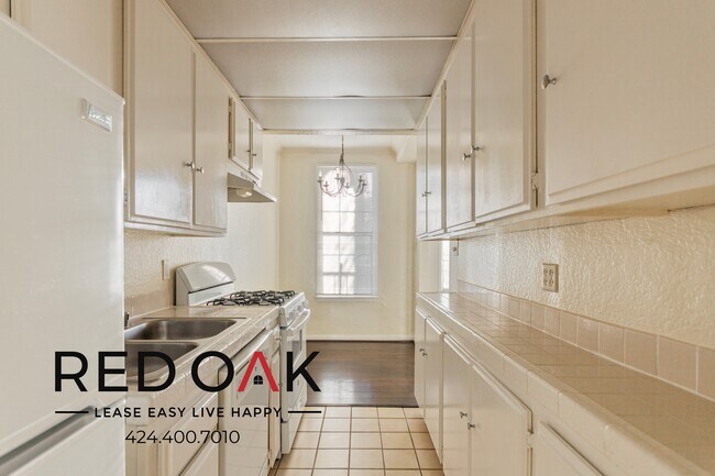 Foto del edificio - Incredible Two Bedroom with Spacious, Sunn...